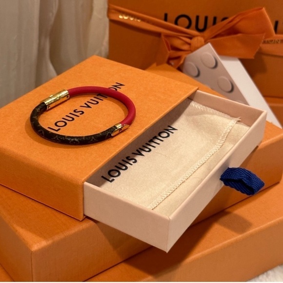 💯% Authentic Louis Vuitton Daily Confidential Bracelet✨ - Picture 2 of 9